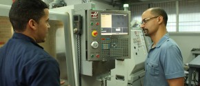 Visito varios laboratorios, como el Haas Technical Education Center,  y converso con sus encargados