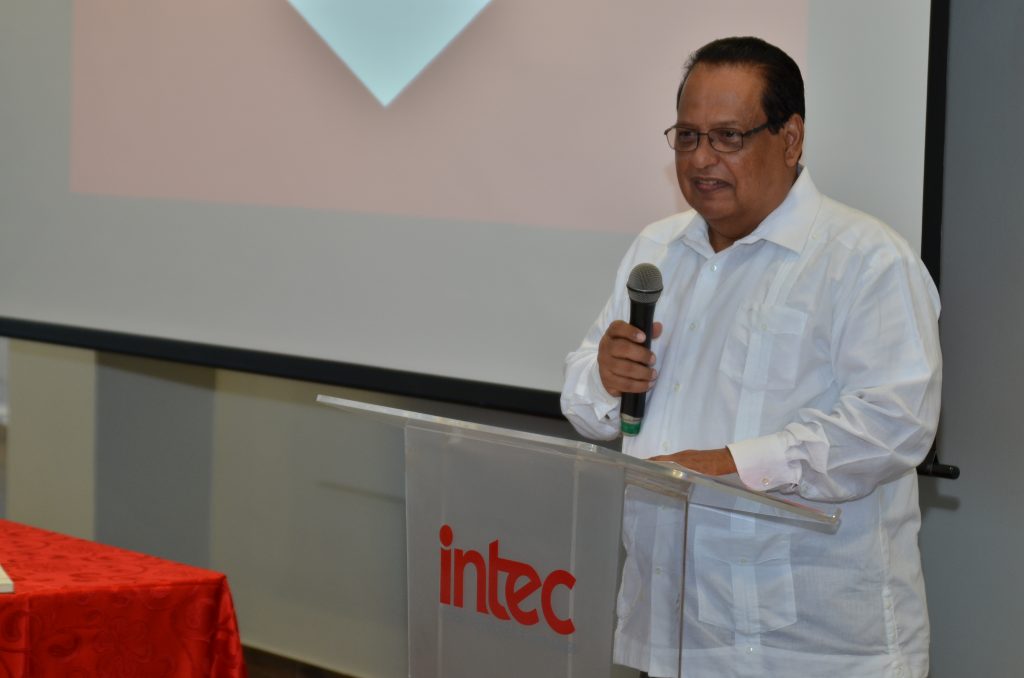 Doctor Fernando Santamaría, coordinador de la carrera de Medicina de INTEC
