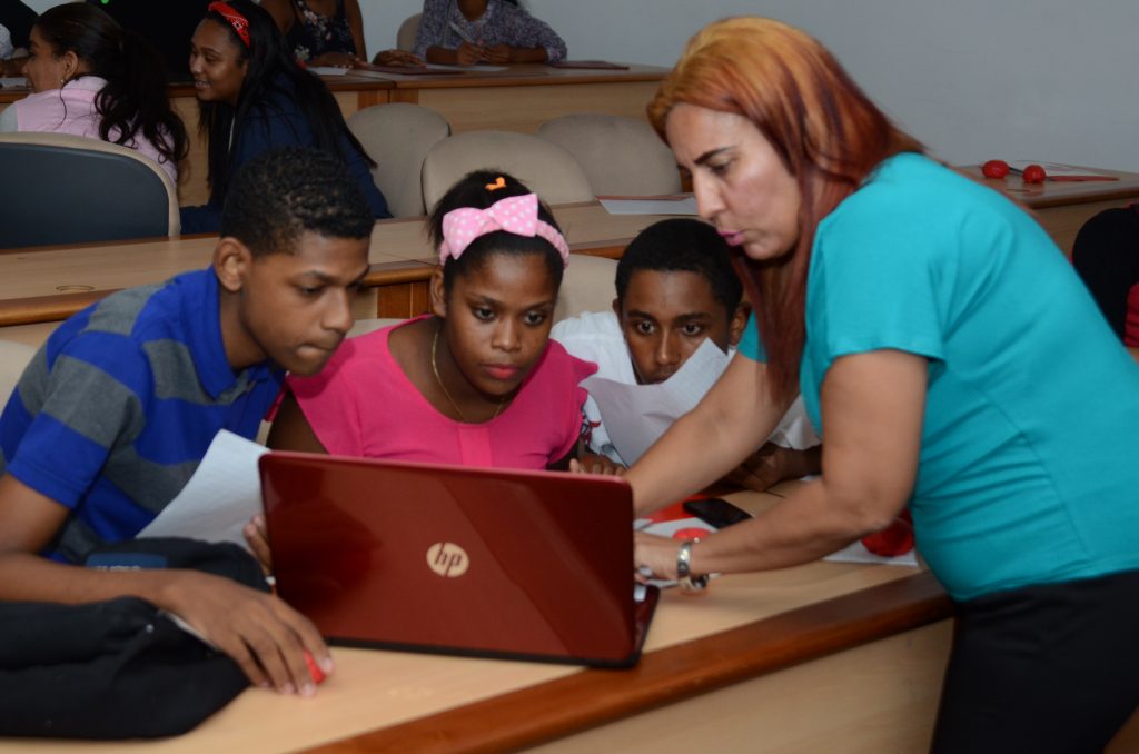 Wendy Carrasco instruye a los estudiantes sobre periodismo digital.