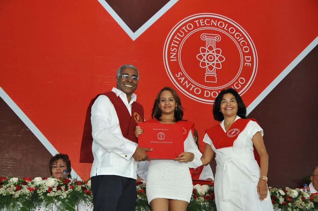 Ketty Pamela Paulino Montilla durante su graduación en octubre de 2012. Durante la ceremonia 45. 