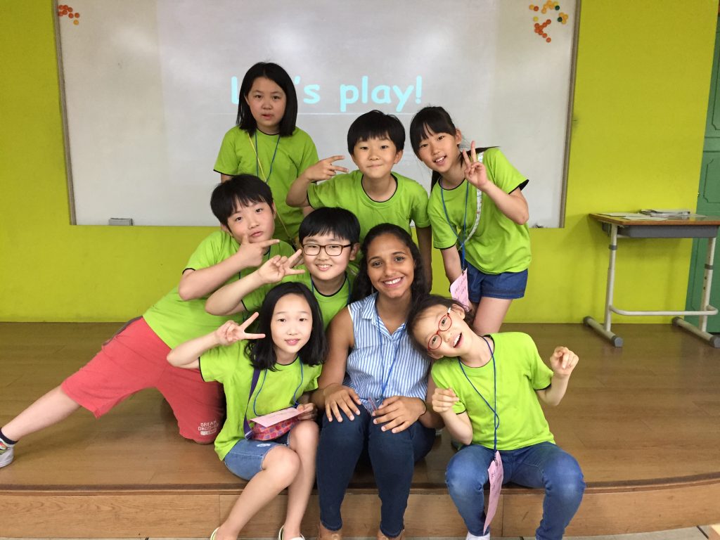 Thais con sus estudiantes de inglés en Corea.
