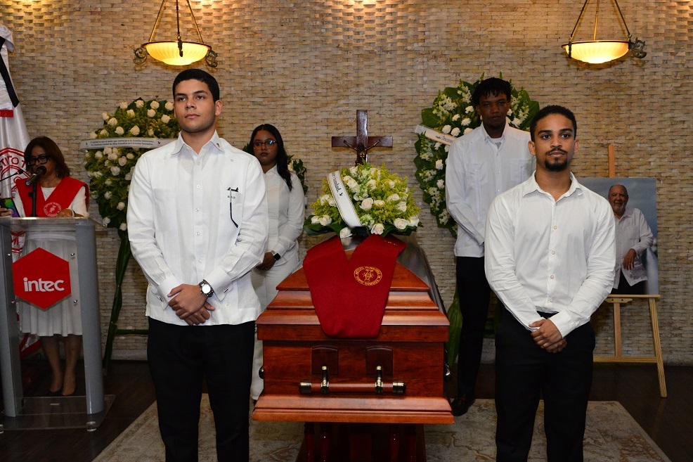 Estudiantes-velatorio-Don-Julio-i Instituto Tecnológico de Santo Domingo - Ingeniería Civil