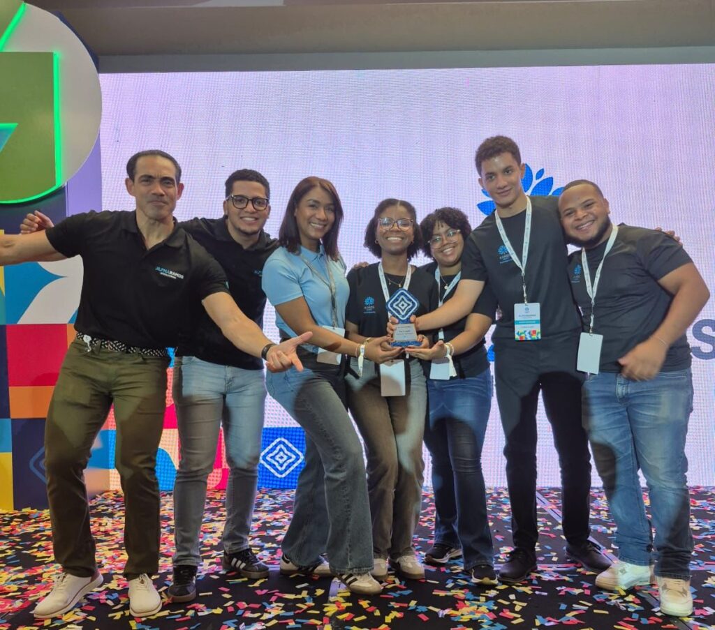 Intecianos-ganan-primer-lugar-en-AlphaRamos-Hackathon-2025-1-1024x903 Instituto Tecnológico de Santo Domingo - Estudiantes