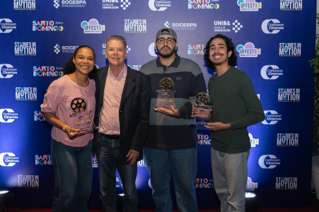 Nadia Bonilla, productora del corto De Ema Para Mami ganadora como Mejor Película en el Uffest de UNIBE y Diego Cepeda, ganador del premio a la Mejor Dirección de Fotografía por la misma producción, de izquierda a derecha, con el profesor Alfredo Padrón Buonaffina, Coordinador de la Carrera de Cine y Comunicación Audiovisual de INTEC.
