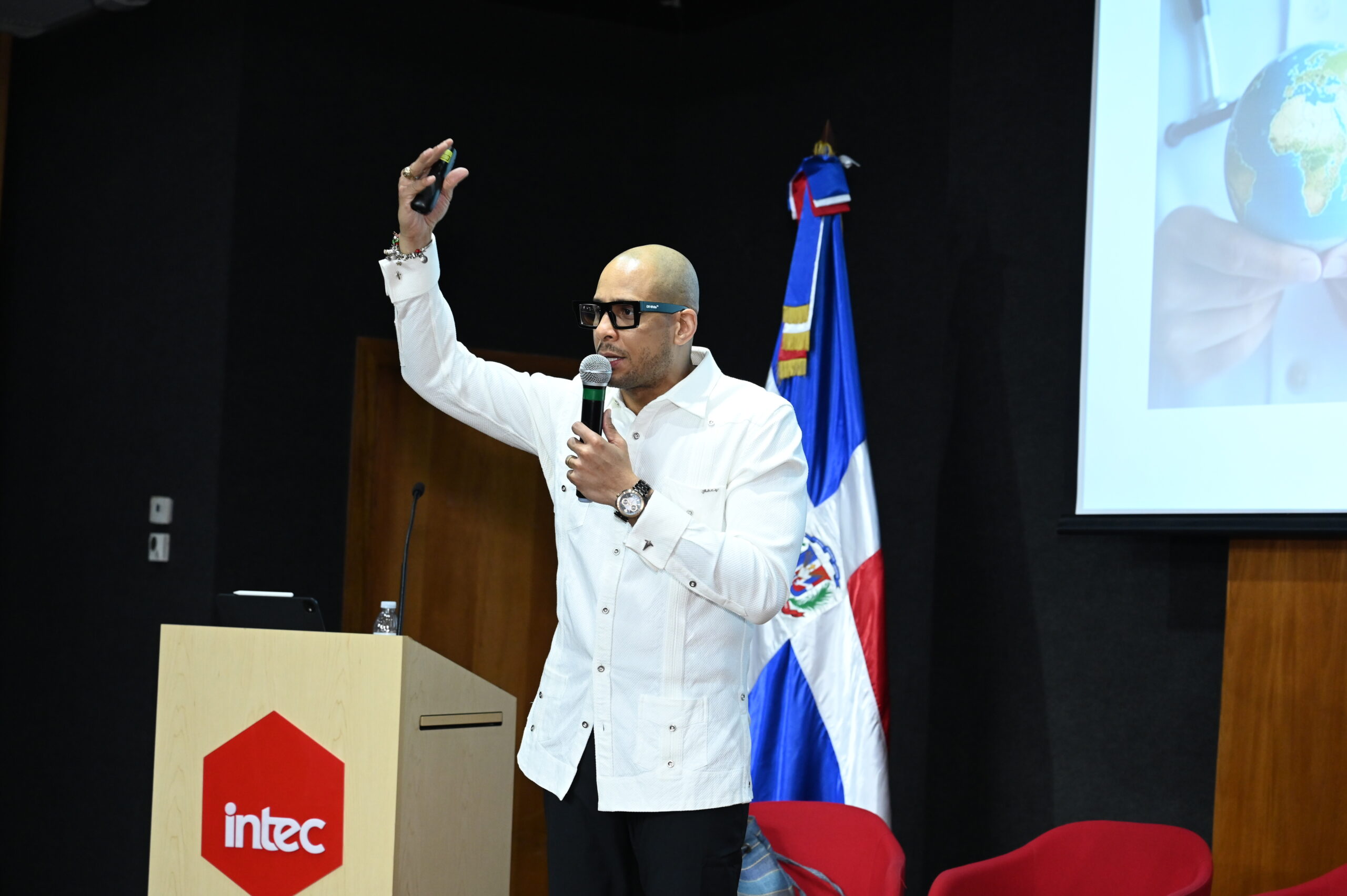 Médico dominicano expone en INTEC los retos reales de hacer residencia médica en Estados Unidos