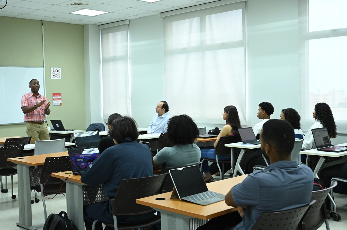 INTEC fortalece la innovación académica con taller sobre investigación científica apoyada en inteligencia artificial