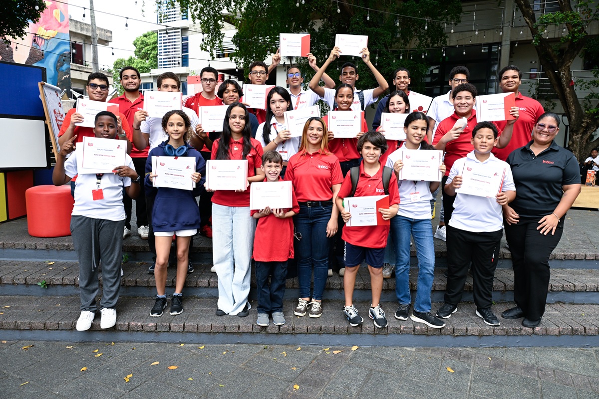Jóvenes despiertan su vocación científica en el STEM Summer Camp de INTEC
