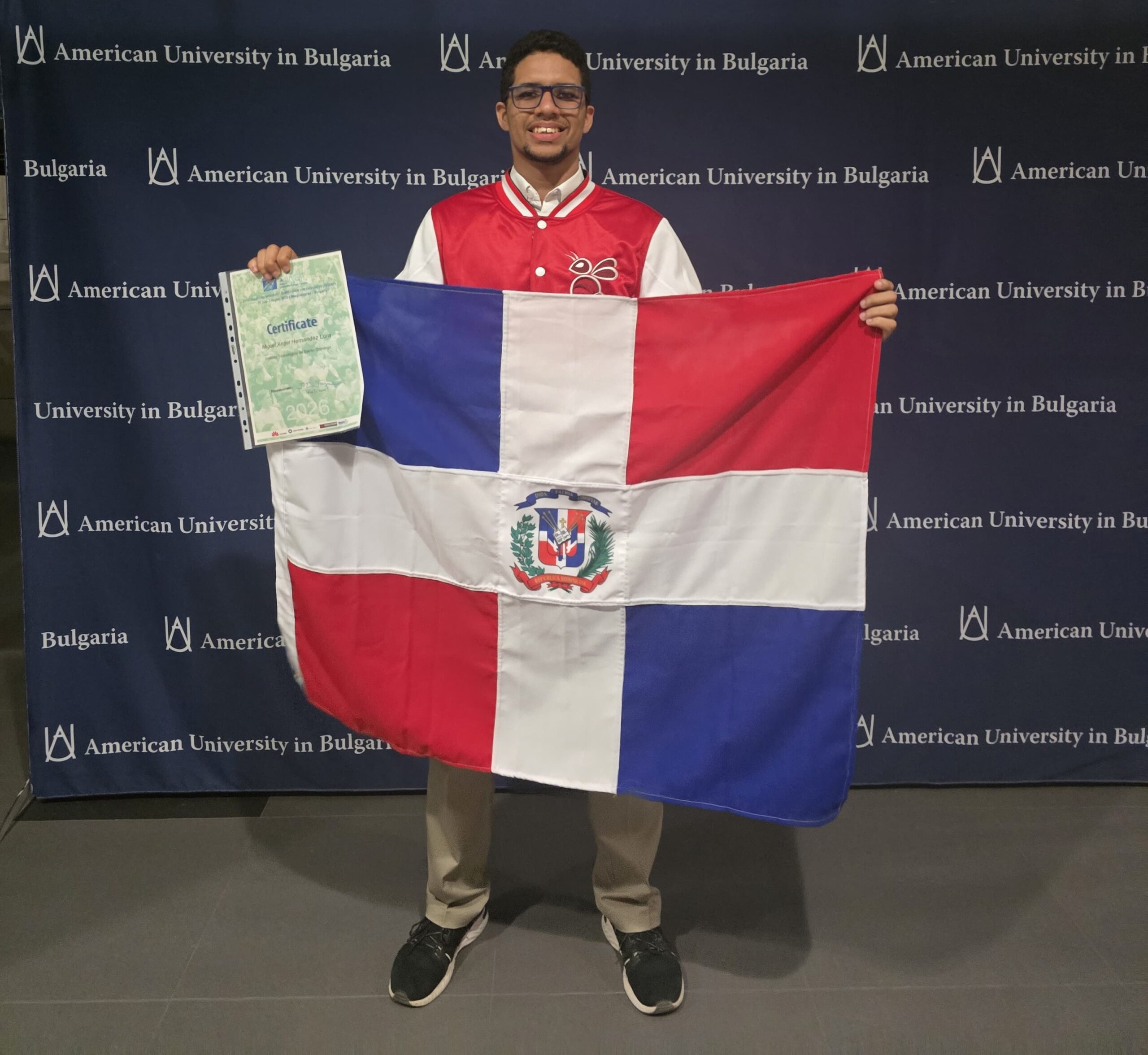 Miguel Ángel Hernández obtiene por segundo año consecutivo una mención de honor en competencia internacional de matemáticas