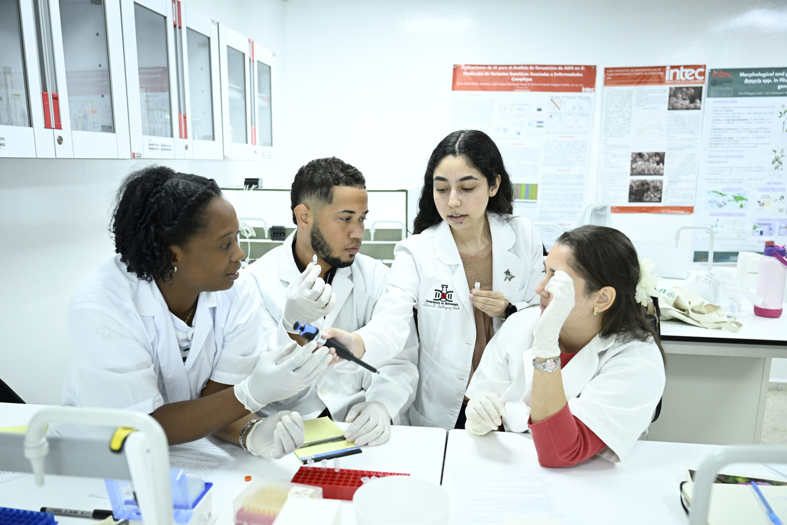 INTEC capacita técnicos e investigadores en técnicas avanzadas de genómica para la conservación de la flora nativa