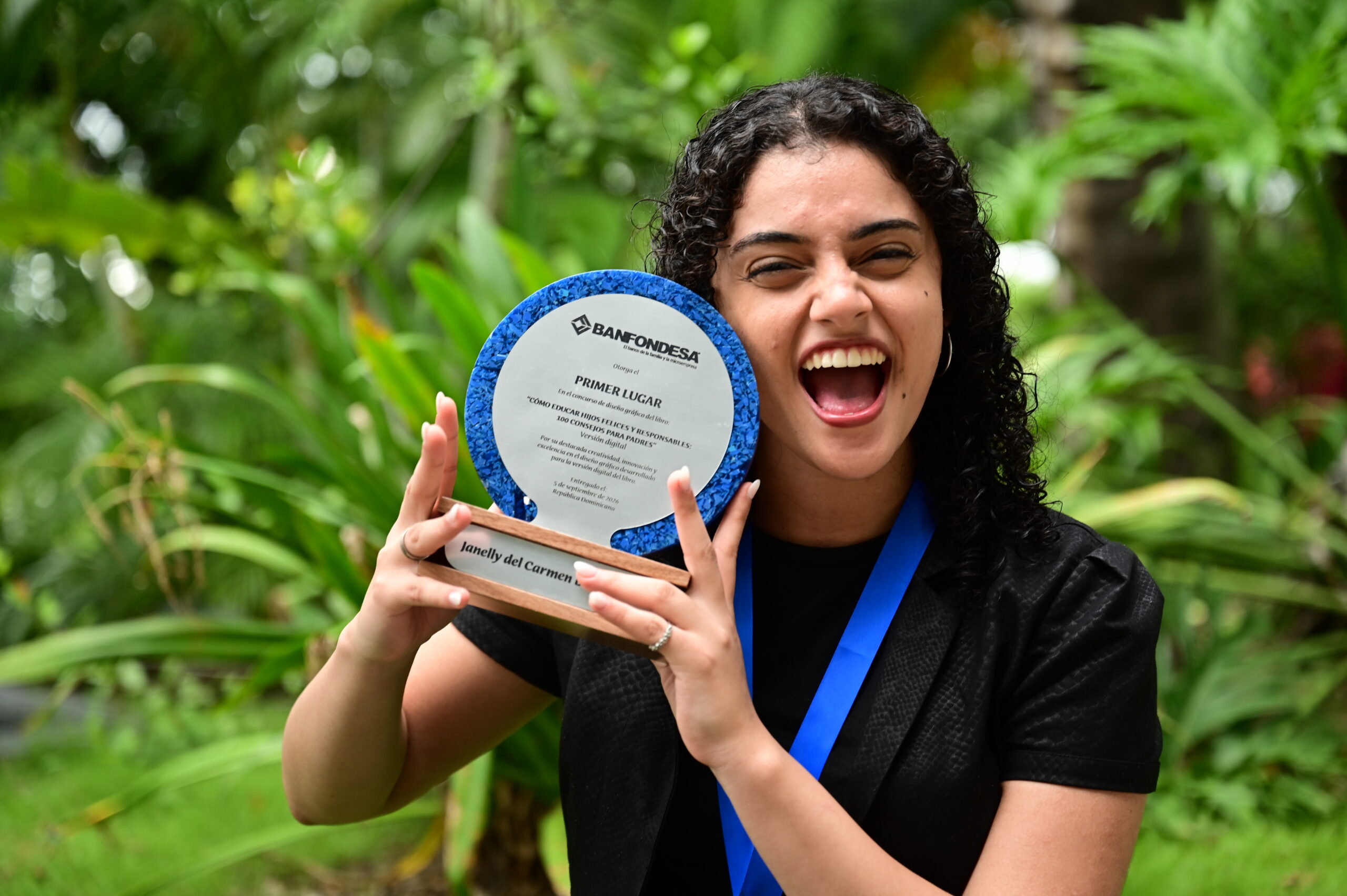 Estudiante del INTEC gana primer lugar en concurso de diseño editorial de Banfondesa